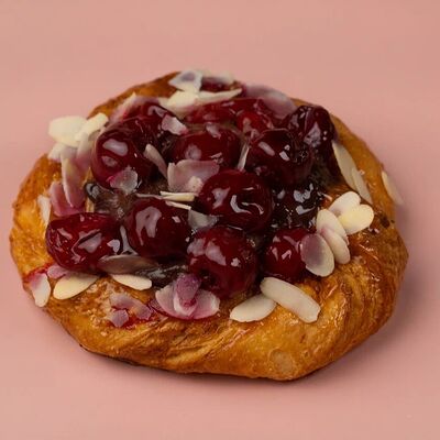 Вензель с вишней в Много хлеба по цене 196 ₽