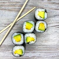 Классический ролл с авокадо в Umami