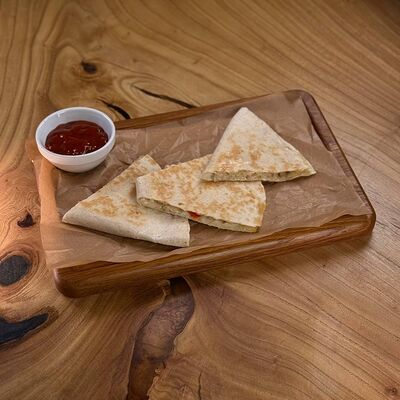 Кесадилия с курицей в Pandora по цене 640 ₽