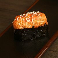 Запеченные суши с лососем в Токио Sushi