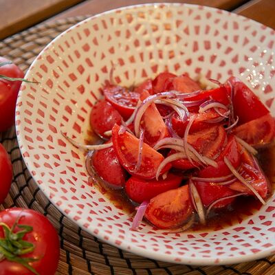 Салат из бакинских помидоров с красным луком в Барашка по цене 950 ₽