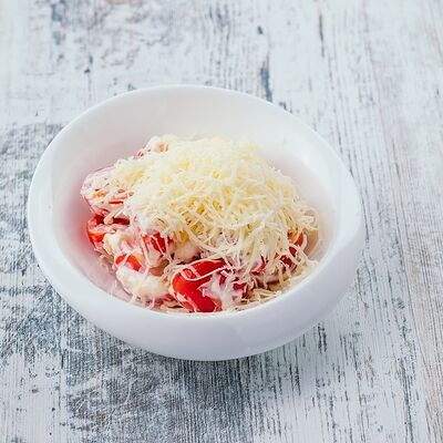 Салат Помидоры с сыром в Изюм по цене 200 ₽