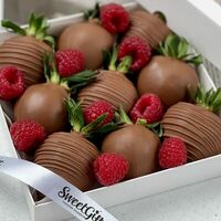 Клубника в шоколаде Классик с малиной в SweetGift клубника в шоколаде