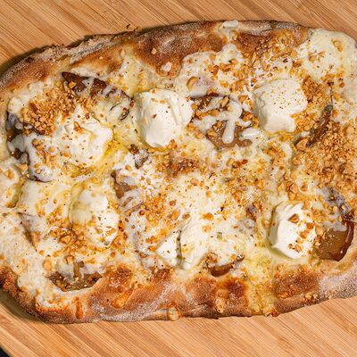 Пицца Груша-Горгонзола в 4 СЫРА по цене 890 ₽