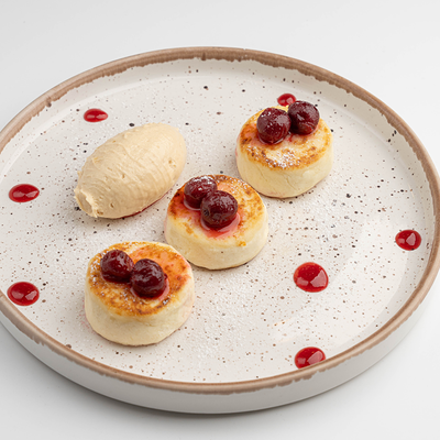 Сырники с черничным конфитюром и сметанным муссом в Скандинавия по цене 600 ₽