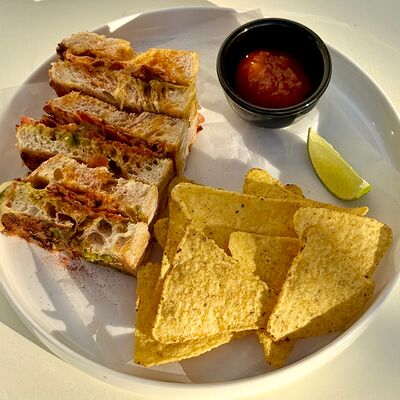 Гриль-чиз с беконом, гуакамоле и томатным вареньемв Coffeeline - кофе и еда по цене 560 ₽