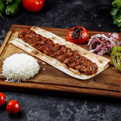 Адана-кебаб с гарниром в Таксиммайдан по цене 1500 ₽