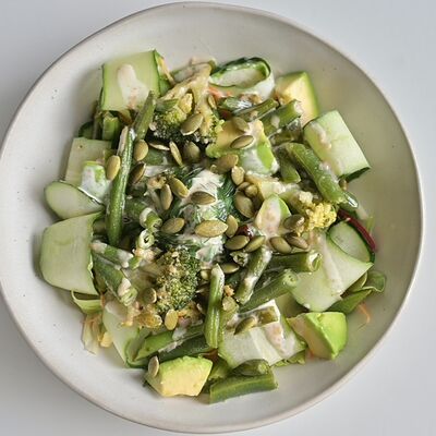 Зелёный с семечками тыквы и соусом на выбор в Bucho по цене 440 ₽