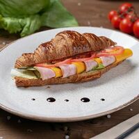 Круассан с ветчиной и сыром в Adriano