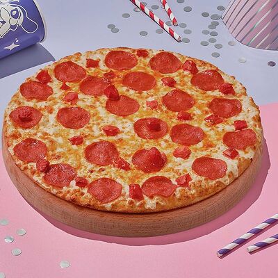 Пицца Сливочная пепперони на тонком тесте 30 см в Dostaевский по цене 688 ₽