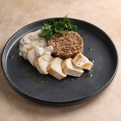 Куриная грудка с гречкой и шампиньонами в RestikVam по цене 850 ₽