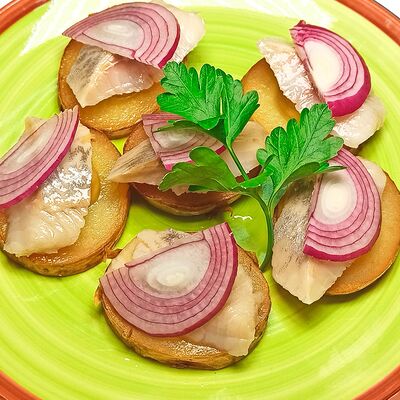 Тапас с сельдью на картошке в Tempo Della Pizza по цене 240 ₽