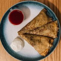 Блинчики со сметаной и клубничным кули в Yosera