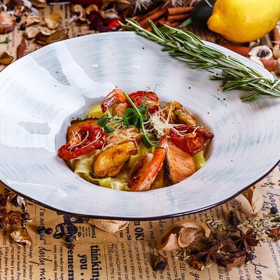 Паста с морепродуктами и лососем в Столица по цене 1250 ₽