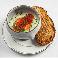 Печеные яйца с красной икрой в Muse