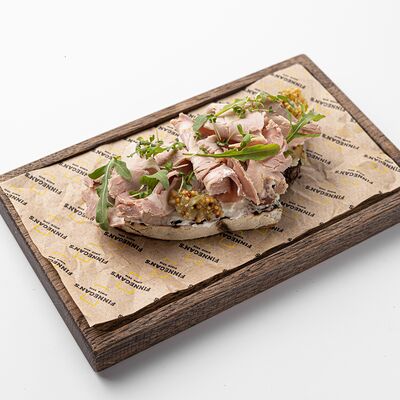 Брускетта с бужениной и соусом релиш в Финнеганс Вейк по цене 590 ₽