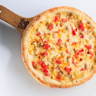 Пицца Сырный цыплёнок 28см в Семейный ресторан Tiki&Taki по цене 700 ₽