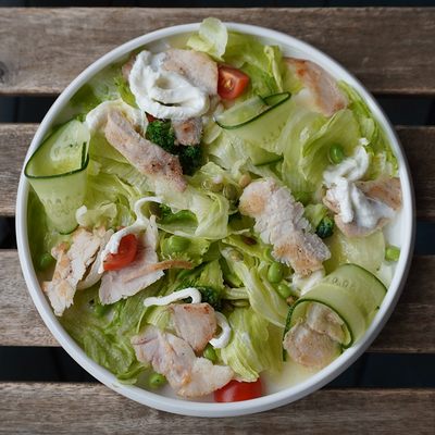 Салат с курицей, страчаттелой и цитрусовой заправкой в Сладости и Радости Советская по цене 630 ₽