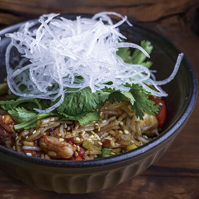 Рис-фрай с цыпленком и тонкацу в Zuka по цене 790 ₽