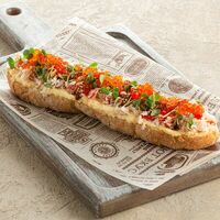 Брускетта с крабом и красной икрой в Brasserie Kriek