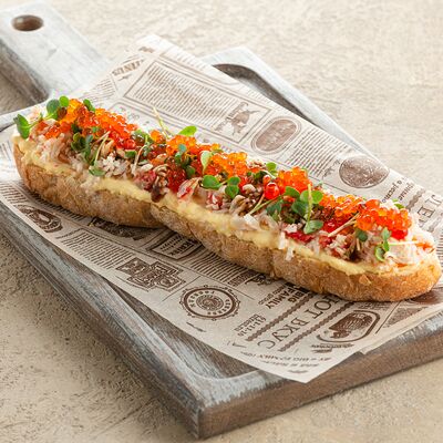 Брускетта с крабом и красной икрой в Brasserie Kriek по цене 940 ₽