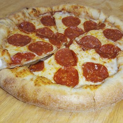 Пицца Пеперони с сырным бортиком в Сытый мишка по цене 635 ₽