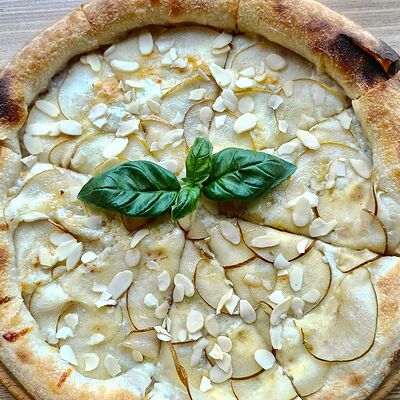 Пицца с грушей и горгонзолойв Дачные сезоны по цене 1050 ₽