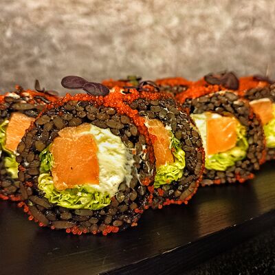 Блэк с лососем в More sushi по цене 899 ₽