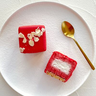 Веганское пирожное Вишня-миндаль в Tortterry по цене 420