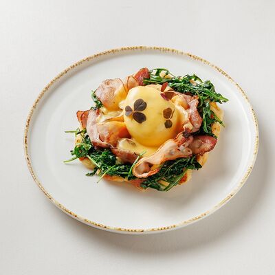 Вафля картофельная с беконом и яйцом пашот в Buana cafe по цене 860 ₽