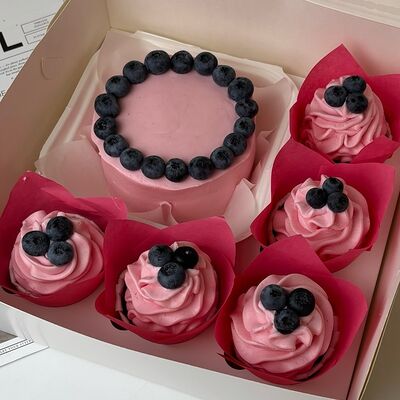 Бенто-торт и капкейки розовые с голубикой в Кондитерская Конфетка Питер по цене 3540 ₽