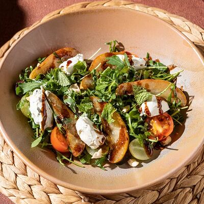 Теплый салат с грушей и сливочным сыром в Джонджоли по цене 590 ₽