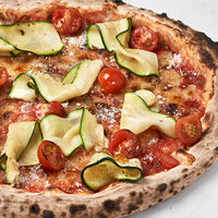 Пицца Цуккини, черри и песто в Mojo