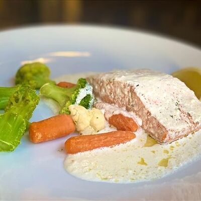 Нежная семга под сливочным соусом с овощами на пару в Генрих и Генриетта по цене 820 ₽