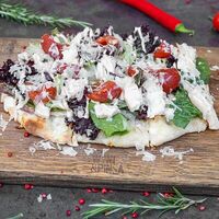 Цезарь с цыпленком в Wine & Pinsa