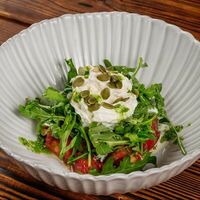 Салат со страчателлой, рукколой и розовыми томатами в Arnamal