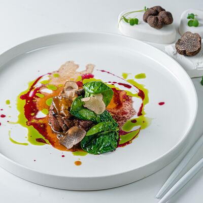 Говяжья вырезка Россини с фуа-гра, соусом порто, сморчками и шпинатом в Cafe Imperial по цене 3700 ₽