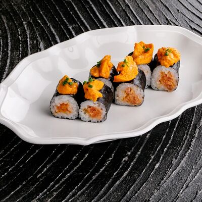 Ролл с острым тунцом и икрой ежав Ginza по цене 2590 ₽