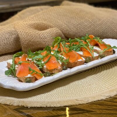 Брускетта с лососемв Lesnik по цене 1080 ₽