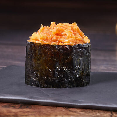 Гункан Тортуга с лососем в Мир Суши по цене 109 ₽