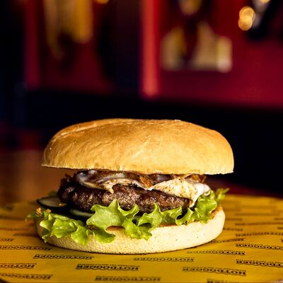 Бургер с яйцом в Хорошее Место по цене 469 ₽