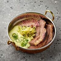 Брискет с картофельным муссом и горчичным соусом в Double Grill & Bar
