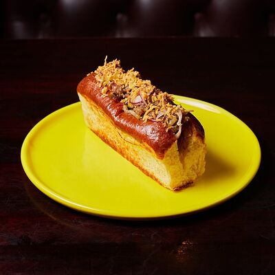 Хот-дог с томленным реберным мясом в Lions Head по цене 690 ₽