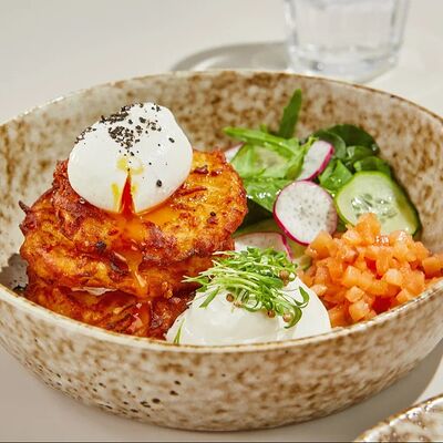 Драники с лососем, творожным кремом и яйцом пашот в Гастробар DOM по цене 490