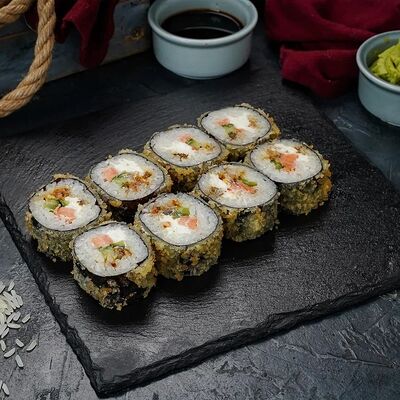 Горячий ролл Hatimaki с копченым лососем в Fast Япония Premium Sushi по цене 640 ₽