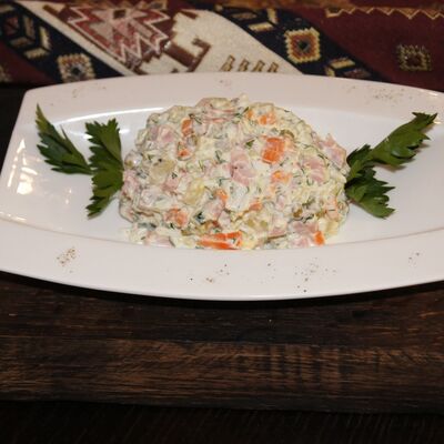 Салат Оливье в Пловия по цене 260 ₽