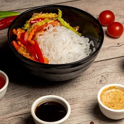 Рисовая лапша с креветками и кальмаром в Мегаполис по цене 550 ₽