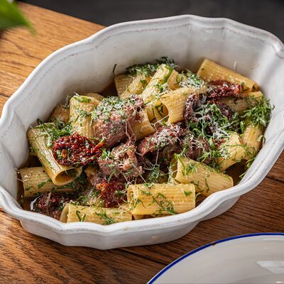 Ригатони с телячьими щёчками в Колбасный цехМагадан по цене 1090 ₽