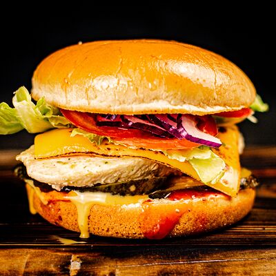 Чикен бургер в У Сватов по цене 310 ₽