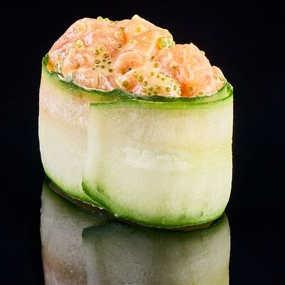 Гункан в огурце с Лососем в Nishiki по цене 250 ₽